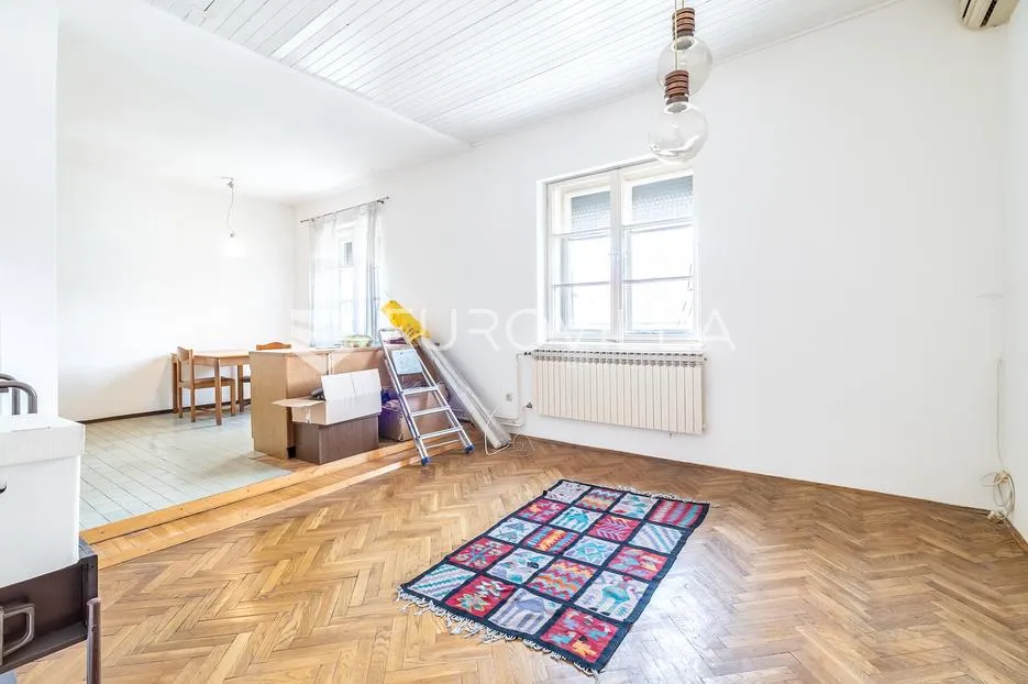 Zagreb, Centar, prostran trosoban građanski stan površine 81 m² na izvrsnoj lokaciji