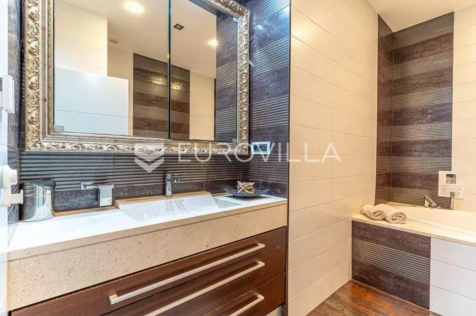 rijeka, centar, predivan trosoban stan nkp 105 m2 s pogledom na more - slika 8