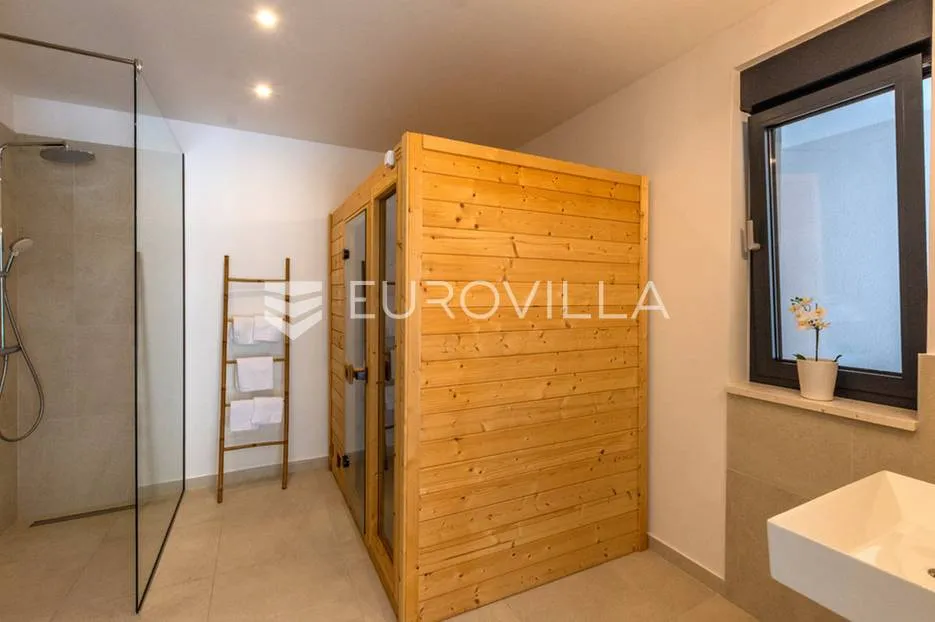split, žrnovnica, moderna vila s bazenom i panoramskim pogledom smještena na zemljištu od 3740 m² - slika 22