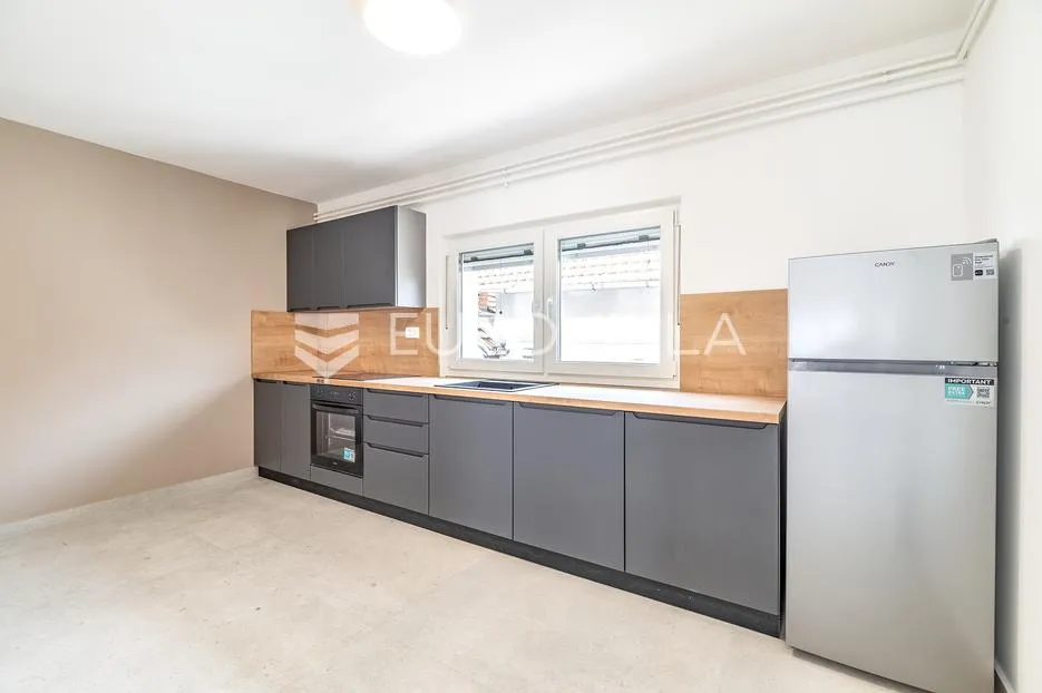 zagreb, sesvete, poslovni prostor, 4 prostorije, terasa, parking, 150 m² - slika 6