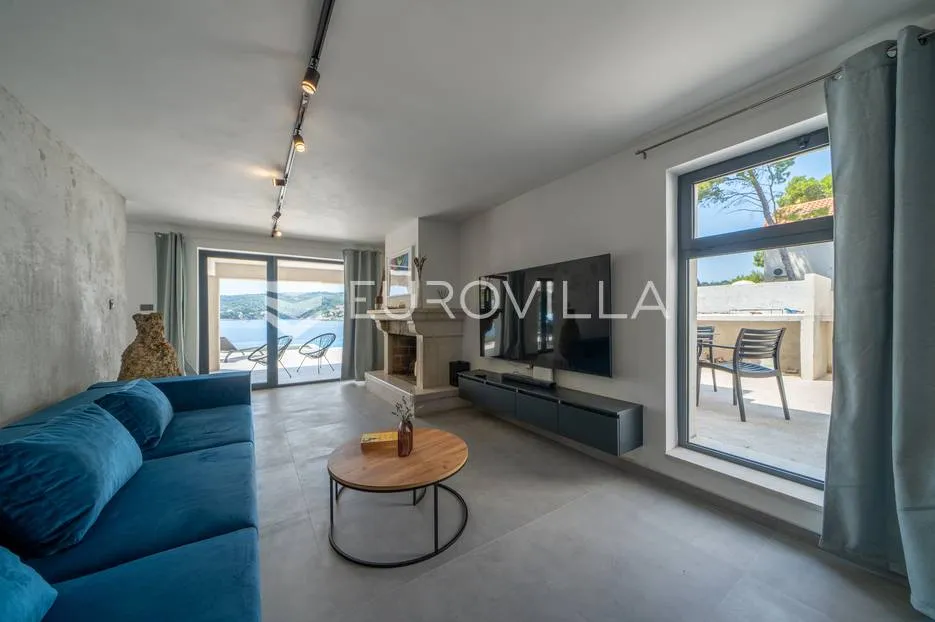 brač, vila na prekrasnoj poziciji 1. red uz more - slika 10