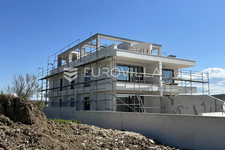 luksuzni apartman s bazenom i vrtom, prvi red do mora, rtina ražanac, s1 - slika 12