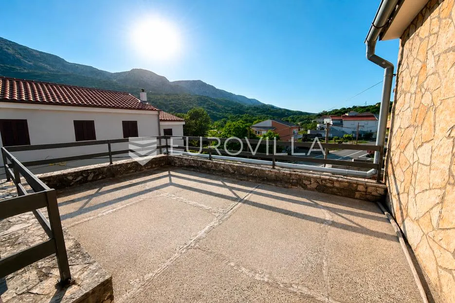 krk, baška, obiteljska kuća s dva etažirana stana i velikom okućnicom - slika 33