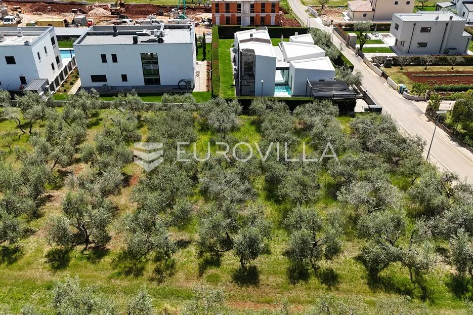 istra, kaštelir, građevinsko zemljište pravilnog oblika u okruženju luksuznih vila - slika 2