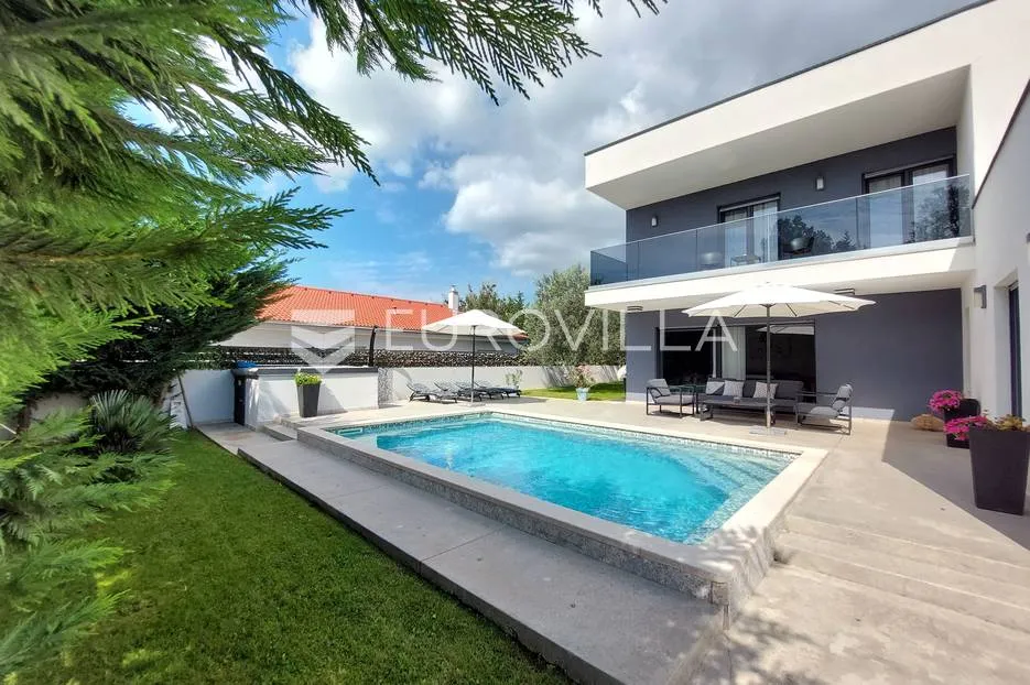 Šišan, moderna villa s bazenom na mirnoj lokaciji - Šišan, Ližnjan