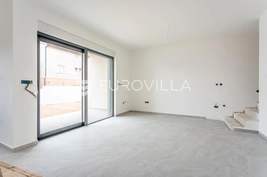 vodice, prostran dvosoban stan, 112,61 m² - slika 1