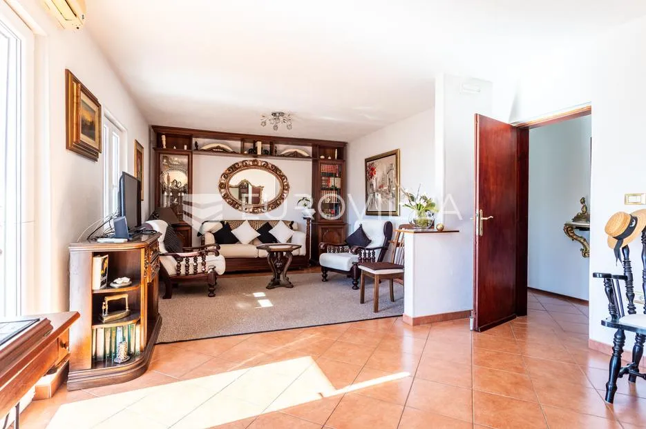 šibenik, brodarica, kuća sa velikim dvorištem 247,2 m² - slika 5