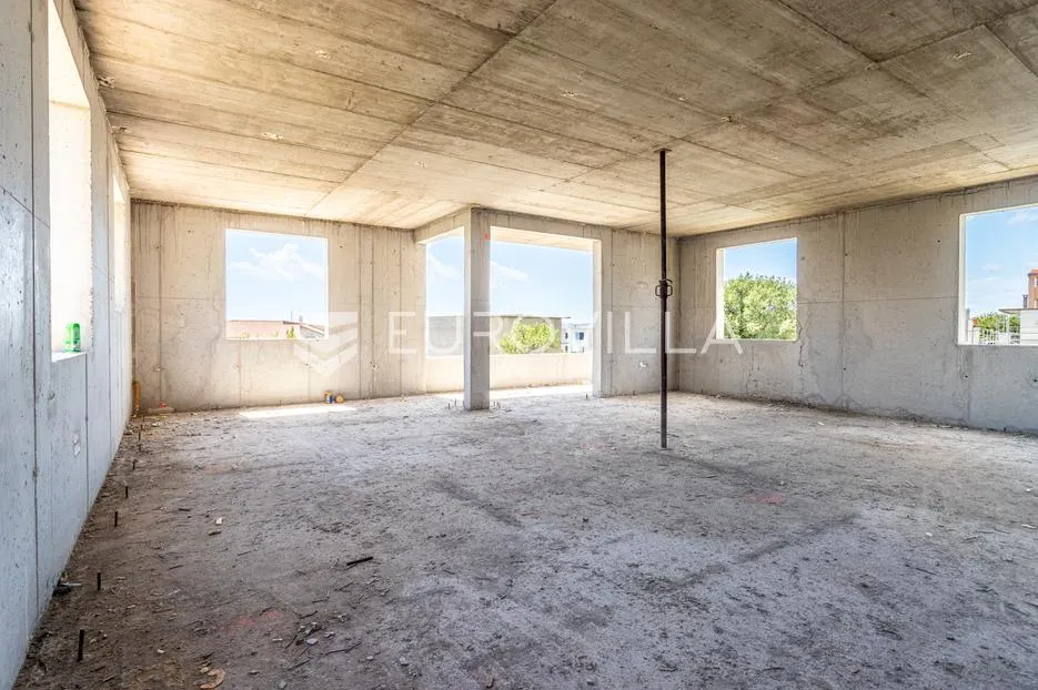 Kaštel Gomilica, dvosoban stan južne orijentacije s krovnom terasom