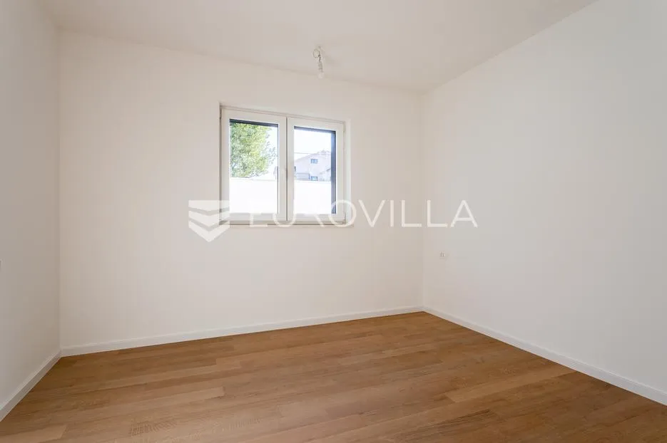 vodice, novogradnja, prostran apartman s dvorištem u centru mjesta, 146,06 m² - slika 6