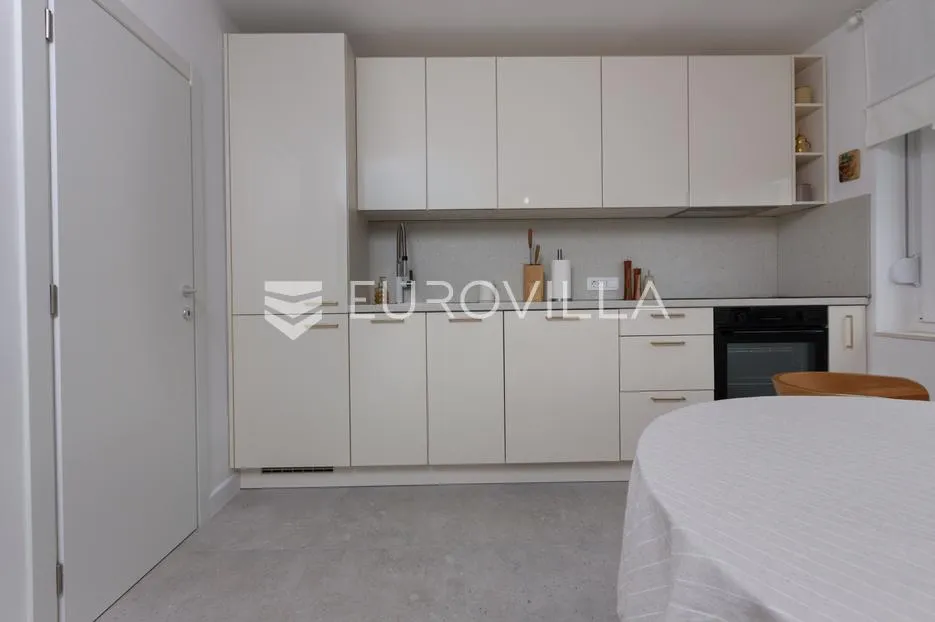 rijeka, donja vežica, potpuno adaptiran i moderno uređen dvosoban stan 49 m² - slika 2