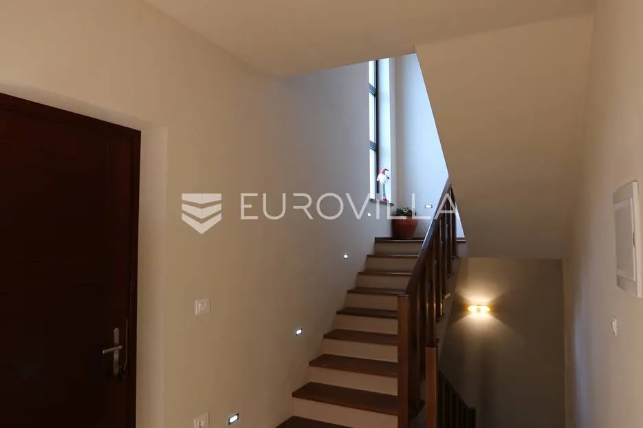istra, savičenta, juršići, moderna vila 400 m2 na velikoj okućnici 1986m2 - slika 14