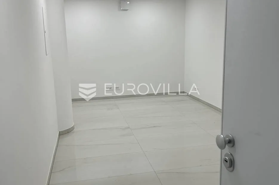 Pula, Centar, adaptiran i uređen poslovni prostor u strogom centru, 18 m² - Medulin