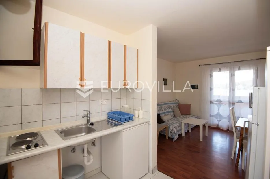 tisno, ekskluzivna apartmanska kuća prvi red do mora s panoramskim pogledom i brodicom - slika 41
