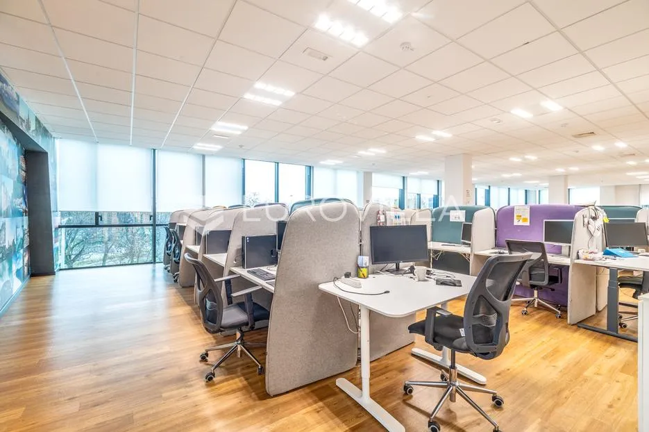 Zagreb, Avenija Dubrovnik, novouređen poslovni prostor 565,58 m² - Utrina