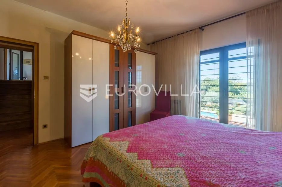 pula, veli vrh, vila s 4 odvojena apartmana, bazenom i velikom okućnicom - slika 35