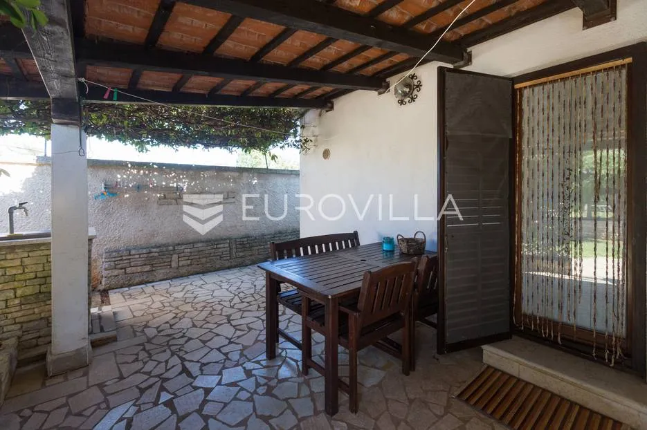 pula, veli vrh, vila s 4 odvojena apartmana, bazenom i velikom okućnicom - slika 14