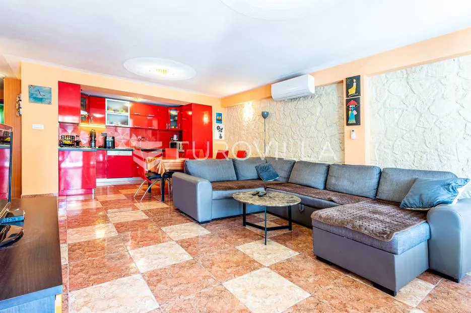 vinišće, kuća s s bazenom i 6 apartmana uz zemljište 1.000 m2 - slika 18