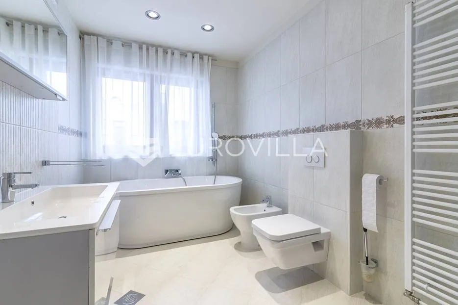 šestine, prekrasan četverosoban penthouse 140 m² - slika 12