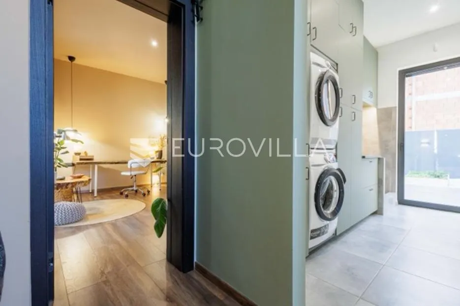 premantura, unikatna i elegantnan vila s bazenom na velikoj uređenoj okućnici - slika 63
