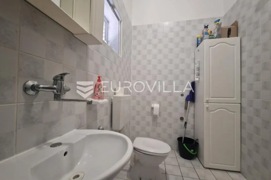 vir, kuća s dva apartmana, 6 spavaćih soba i velikim privatnim dvorištem - slika 16