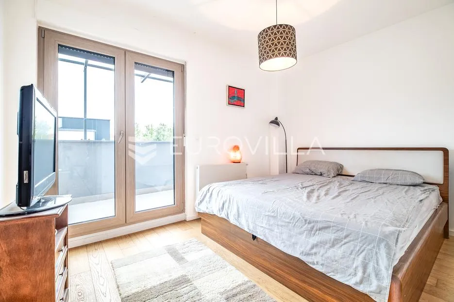 zagreb, jarun, atraktivan četverosoban penthouse s tri velike terase, garažom i parkingom - slika 4