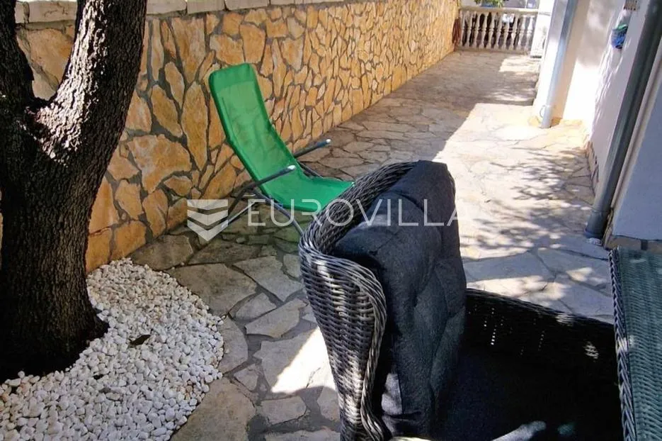 pakoštane, trosoban stan s vrtom na izvrsnoj lokaciji - slika 12