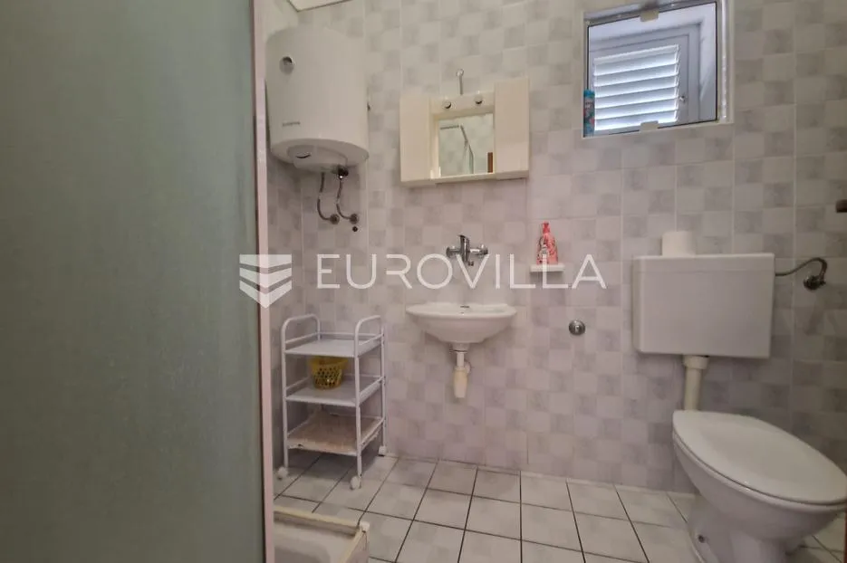 vir, kuća s dva apartmana, 6 spavaćih soba i velikim privatnim dvorištem - slika 15