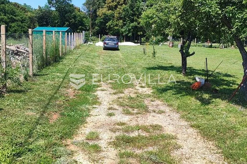 valtura, ravno poljoprivredno zemljište sa uređenim putem - slika 8