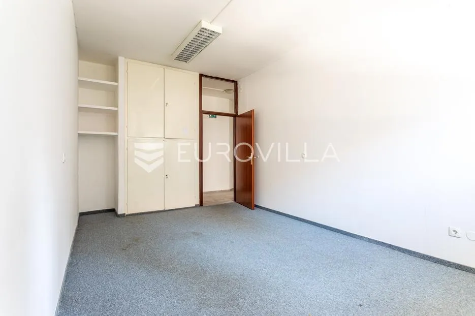 split, zvonimirova ulica, prostran ured 162 m² - slika 13