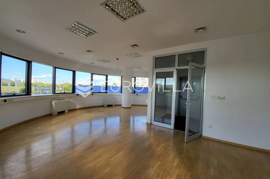 Zagreb, Novi Zagreb, poslovni prostor za zakup 1130 m² na 2. katu poslovne zgrade s dizalom