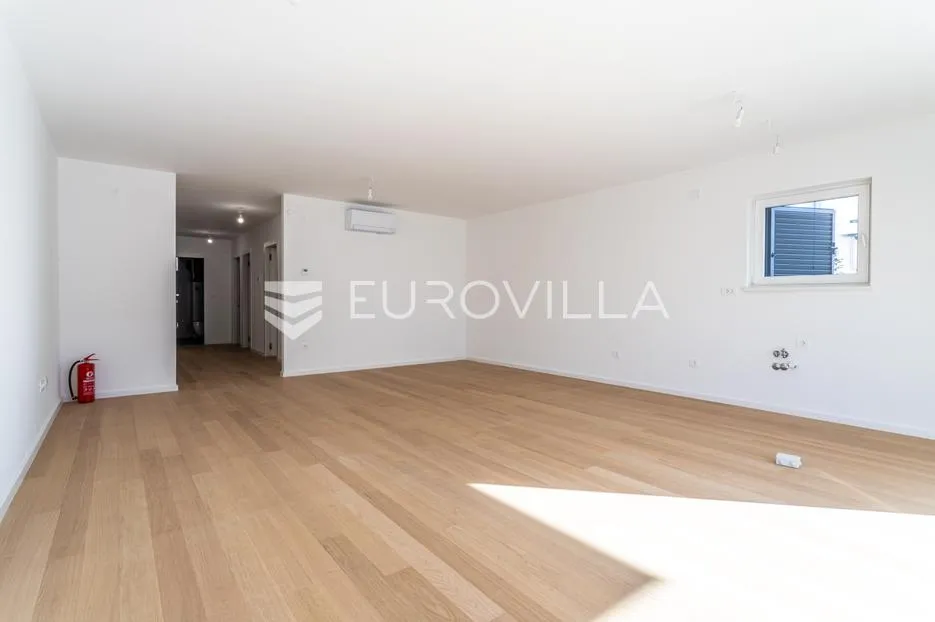 vodice, novogradnja, prostran apartman s dvorištem u centru mjesta, 139,61 m² - slika 4