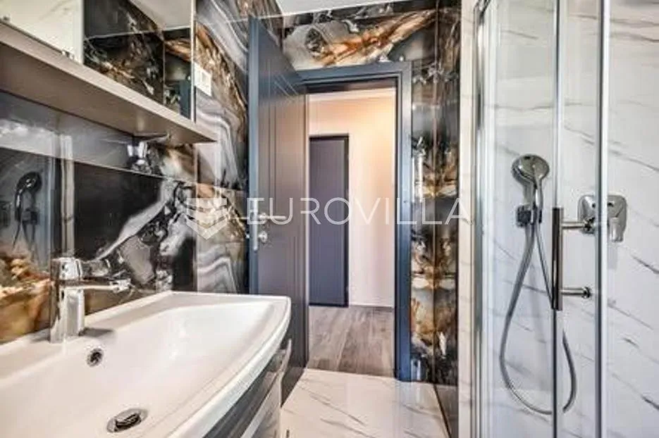 istra, poreč, moderni trosobni stan u novogradnji, prostrana terasa, jacuzzi, 2. kat, 80.27 m² - slika 7