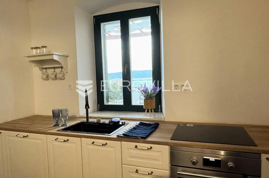 kaštela, kaštel sućurac, predivna kamena kuća uz more - slika 29