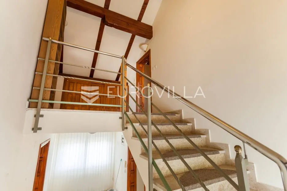 zagreb mikulići samostojeća kuća 300 m² na parceli 520 m² - slika 13