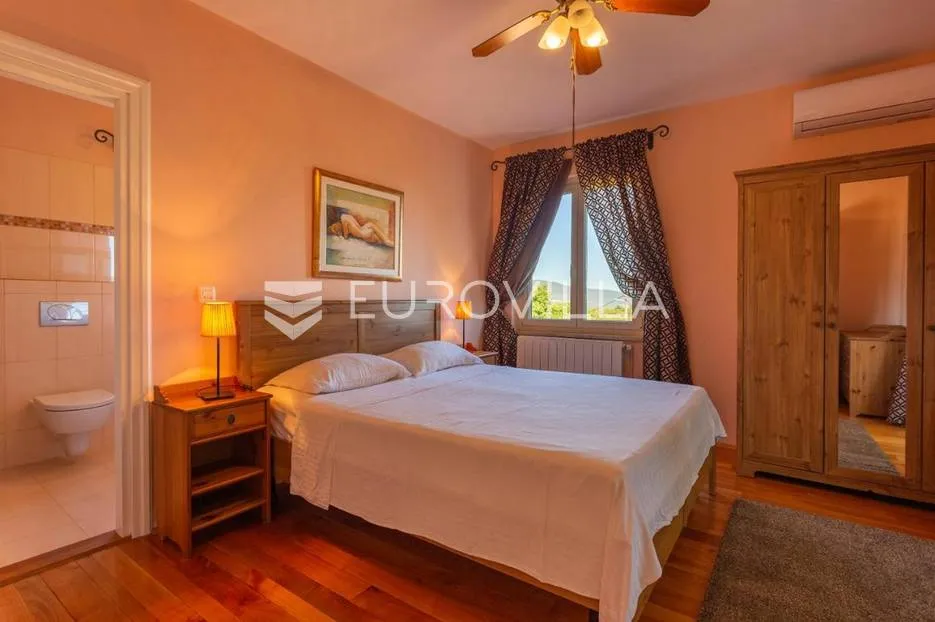 rakalj, predivna, prostrana villa s bazenom i velikom okućnicom, 452 m² - slika 24