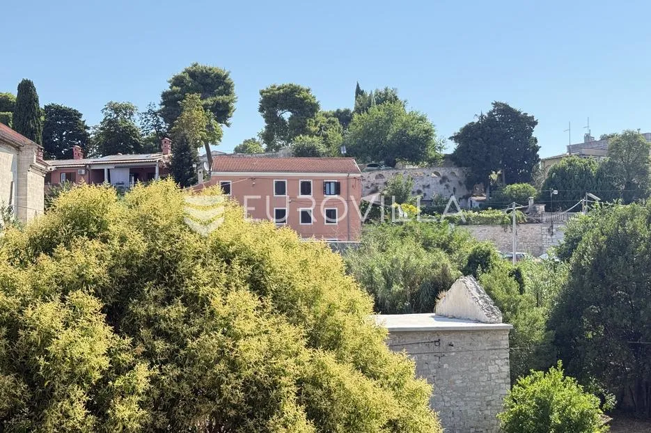 Pula, Centar, stambeno, poslovni kompleks s dva kvalitetna stana i caffe barom, 272.02 m² - Medulin