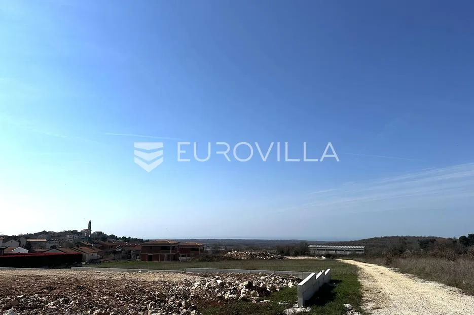 istra, višnjan, atraktivno građevinsko zemljište s pogledom na more i stari grad - slika 6