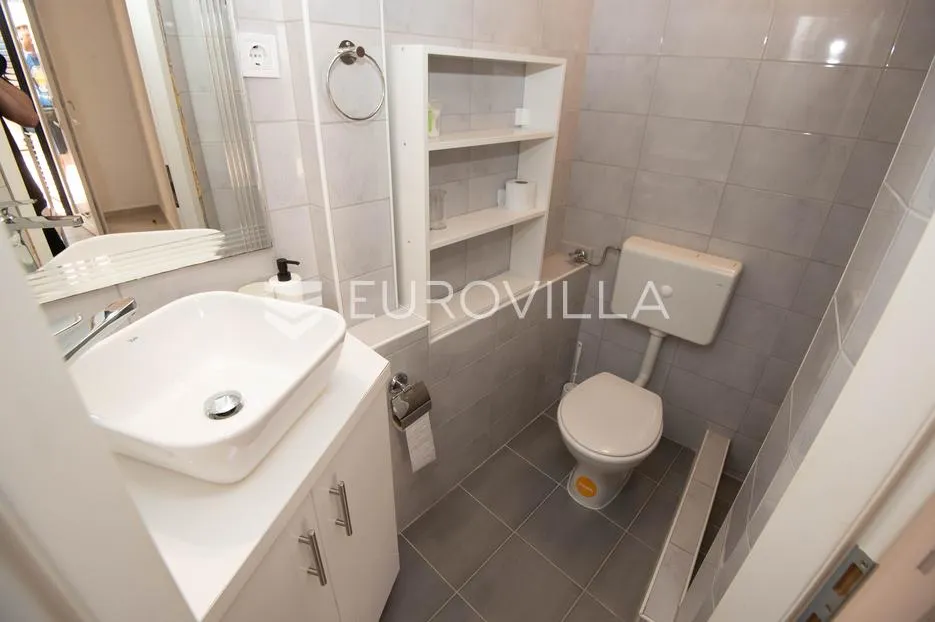tisno, ekskluzivna apartmanska kuća prvi red do mora s panoramskim pogledom i brodicom - slika 35