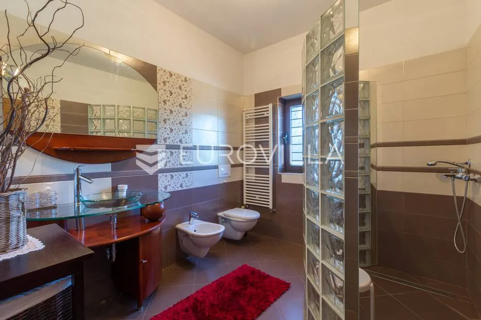 pula, veli vrh, vila s 4 odvojena apartmana, bazenom i velikom okućnicom - slika 33