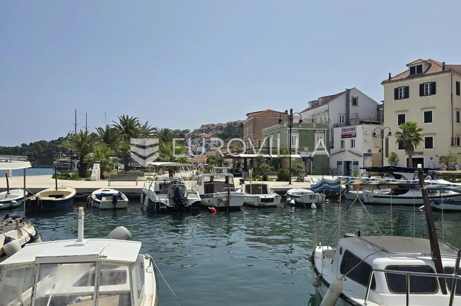 Jelsa, otok Hvar, građevinsko zemljište 10.388 m², mješovita namjena