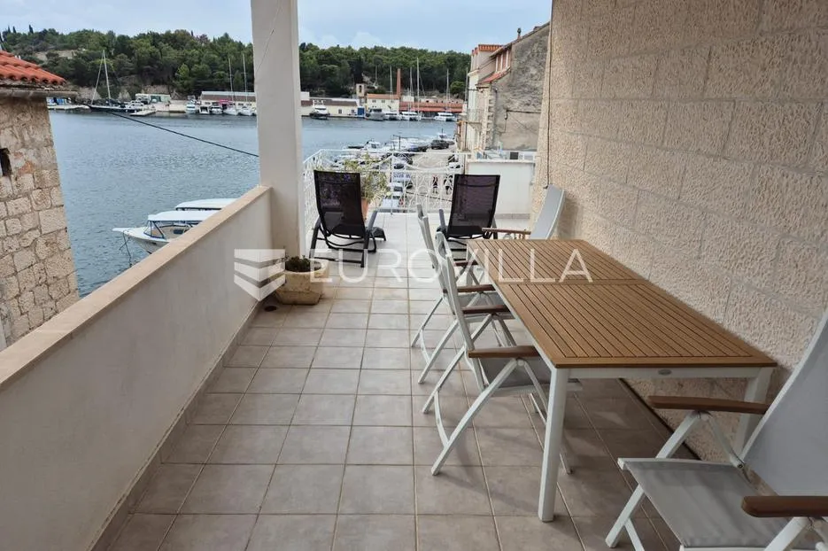 brač, milna, dvojna kamena kuća s uhodanim restoranom, prvi red do mora - slika 31
