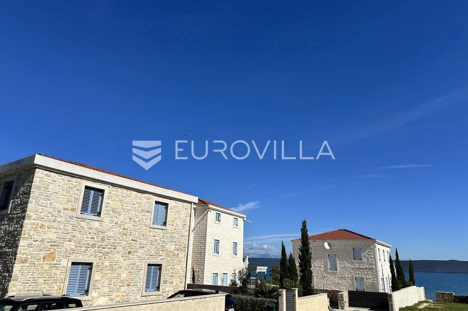 otok pašman, dobropoljana, klasična kamena vila u prvom redu do mora - slika 33