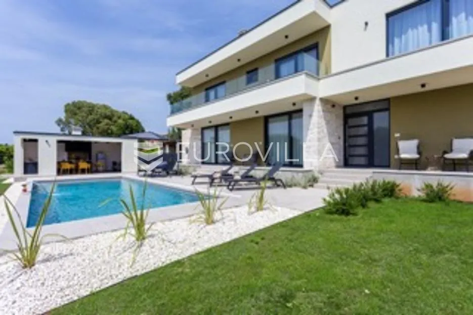 Istra, Smoljanci, kvalitetna i moderna samostojeća kuća, 208 m², grijani bazen 40 m²