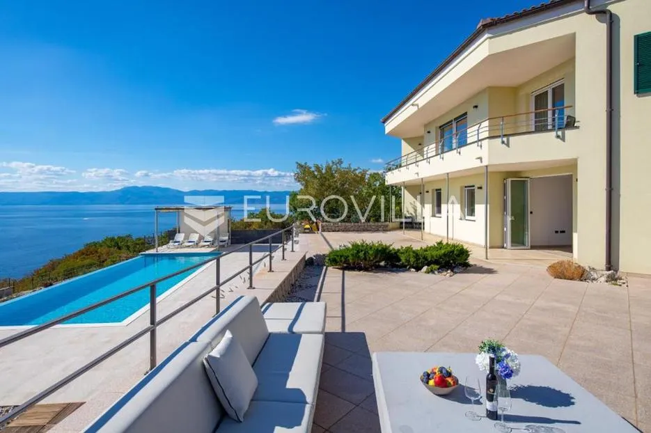 Kraljevica, rijetka prilika, vrhunska vila 453 m², prvi red do mora, bazen