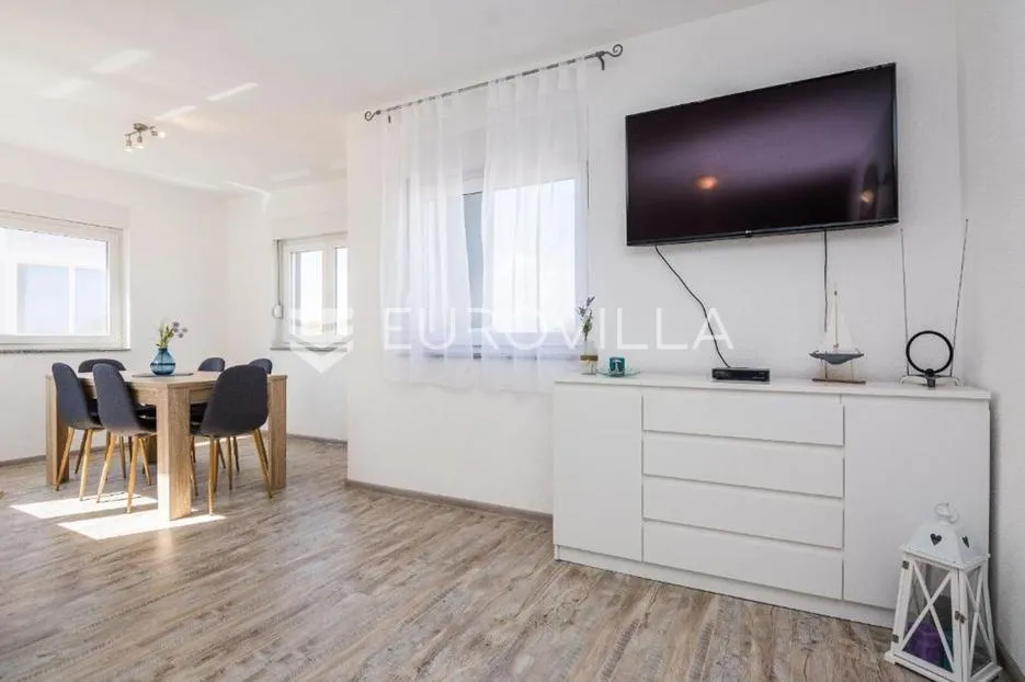 vir, stambeno poslovna zgrada u samom centru otoka 2 apartmana na 1. katu - slika 29