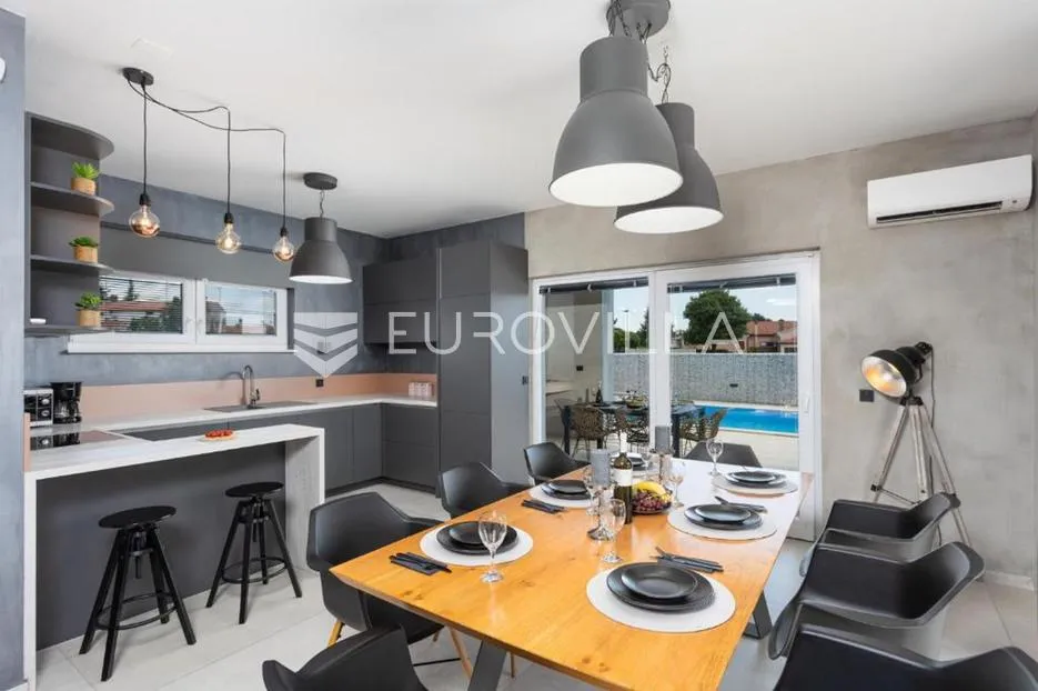 istra, svetvinčenat, moderna i elegantna vila 230 m², na uređenoj okućnici - slika 10