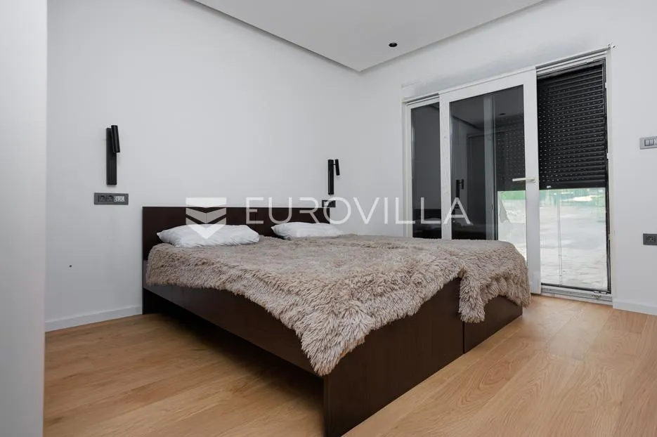 njivice, otok krk, dvoetažni stan u novogradnji s bazenom površine 104.45 m² - slika 11