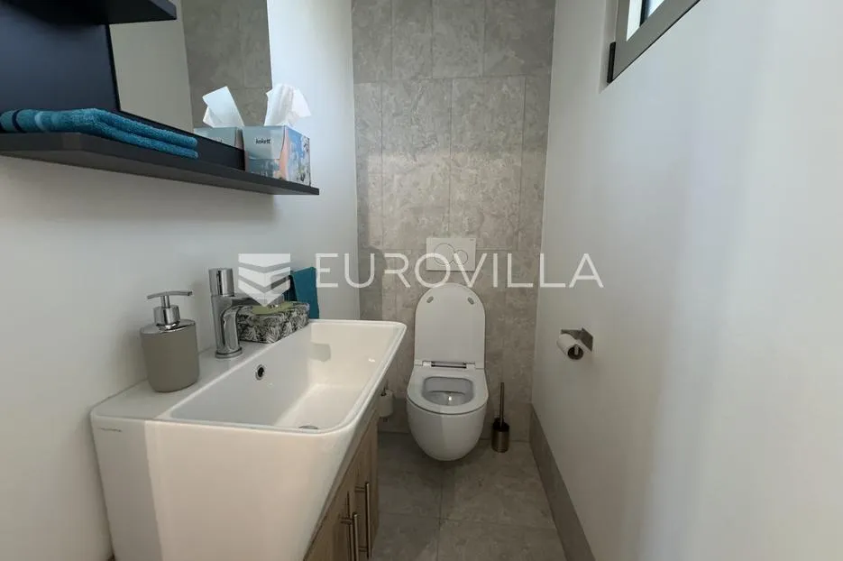 istra, rovinj, moderan stan s dvije spavaće sobe 101 m², vrtom i ograđenim parkirnim mjestom - slika 8