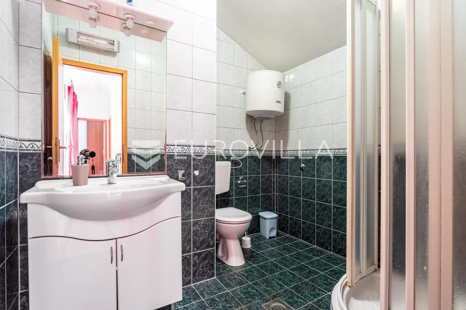 makarska, opremljen dvoetažni stan sa šest soba i privatnom garažom - slika 21