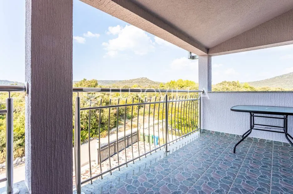 vinišće, kuća s s bazenom i 6 apartmana uz zemljište 1.000 m2 - slika 23